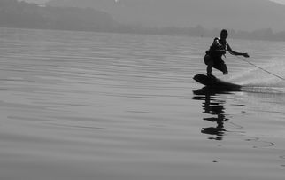 九游官网入口下载-“宽板滑水：东三叉湖赛场见证新一代水上运动的崛起”